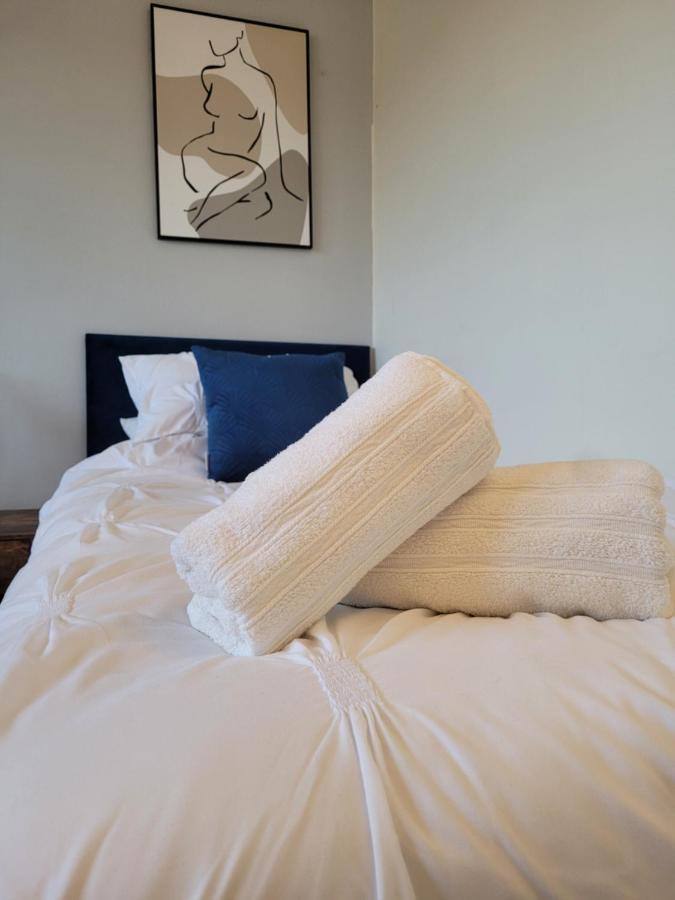 קאסל דונינגטון 4-Bedroom Home Near Ema, Sleeps 6 מראה חיצוני תמונה